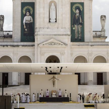 Missa de Canonização:Papa abraça Lucas, a criança miraculada